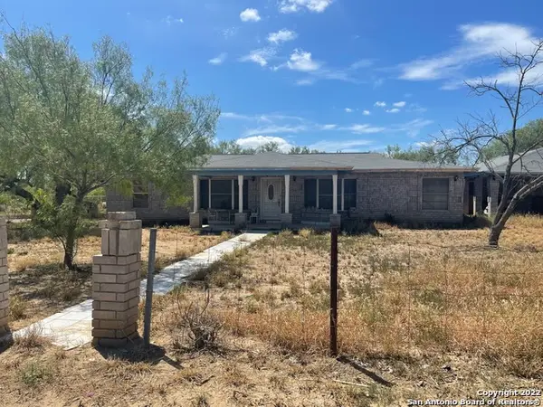 544 Scott St, Asherton, TX 78827