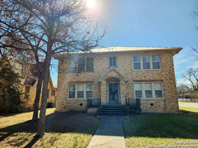 438 W Kings Hwy  