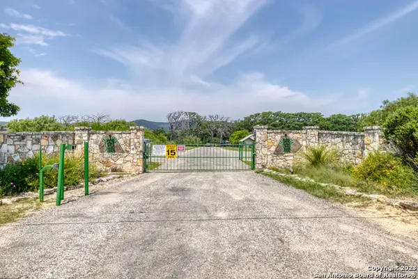28 N River Place Rd, Rio Frio, TX 78879