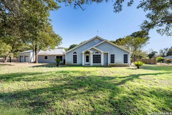 104 Scenic Oak, Floresville, TX 78114