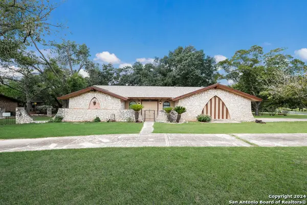 1407 Hospital Blvd, Floresville, TX 78114