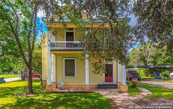 311 E Live Oak St, Seguin, TX 78155