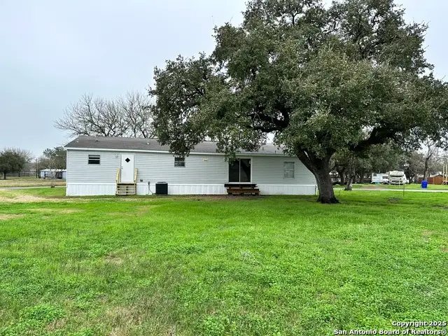 410 Henrietta, Yoakum, TX 77995 - Image #2