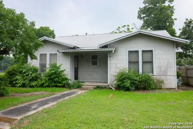 204 Orth St., Yoakum, TX 77995 - Image #2