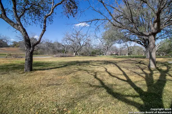 5 E Hampton Dr, Seguin, TX 78155