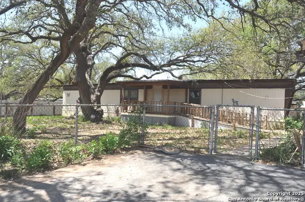 707 Devine, Devine, TX 78016