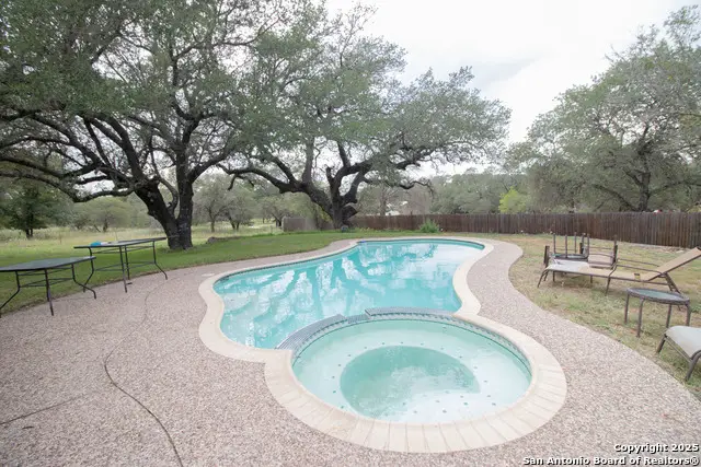 797 Killarney Rd, Floresville, TX 78114 - #2