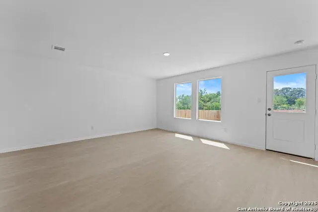 117 Autumn Trail, Floresville, TX 78114 - Image #3