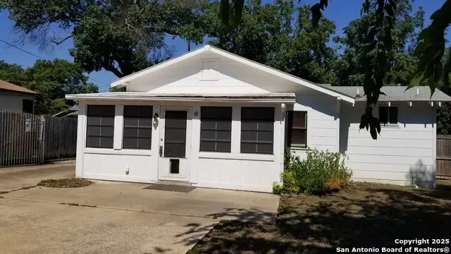 1123 W Coll, New Braunfels, TX 78130 - #2