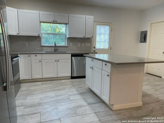 1034 W Elsmere Pl, San Antonio, TX 78201 - Image #2