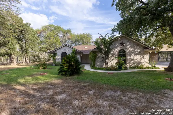 122 Montesito, Floresville, TX 78114