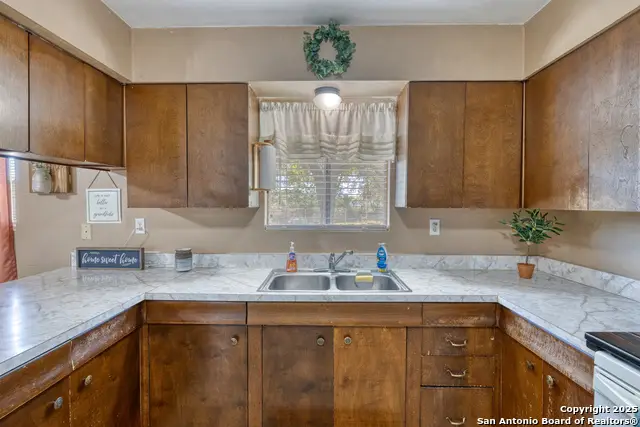 317 Studer Cr, Uvalde, TX 78801 - #3