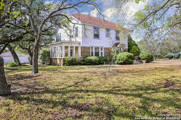 1002 E Gonzales, Yoakum, TX 77995