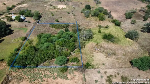 116 Tecolote Ln, Floresville, TX 78114