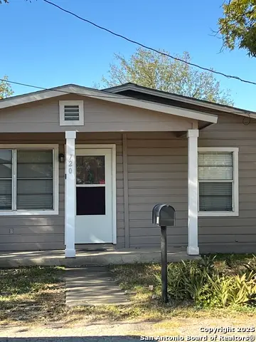 720 Reyes St, Uvalde, TX 78801