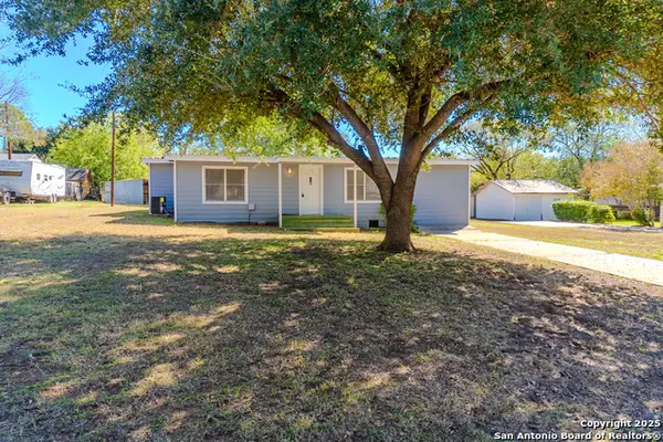 1010 F St, Floresville, TX 78114