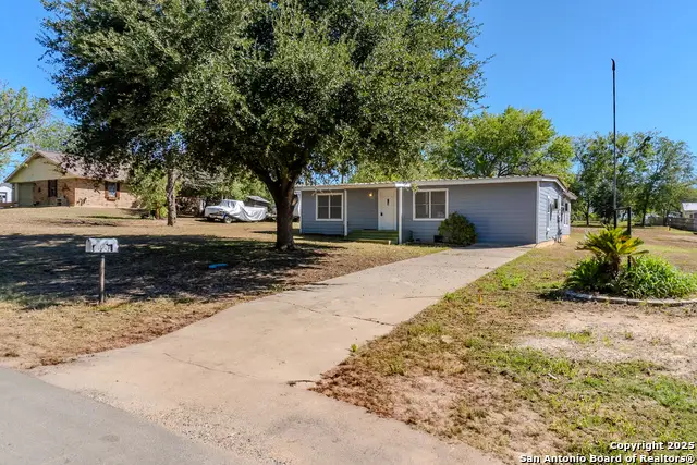 1010 F St, Floresville, TX 78114 - Image #2