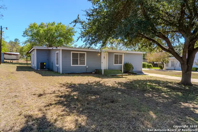 1010 F St, Floresville, TX 78114 - Image #3