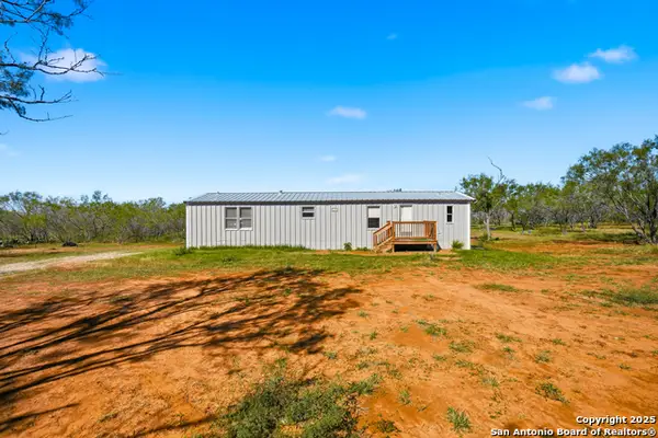 192 Country View Ln, Floresville, TX 78114
