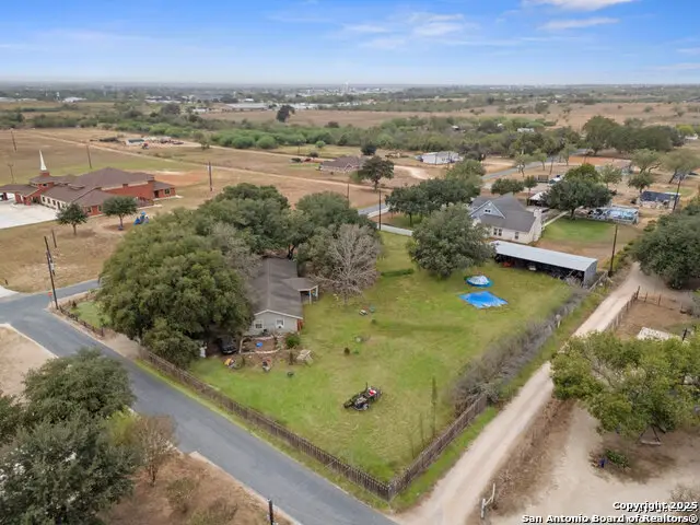 610 Blue Bonnet, Floresville, TX 78114 - Image #2