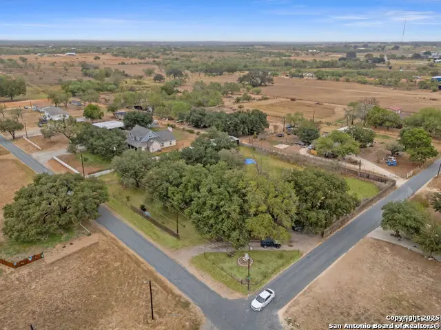 610 Blue Bonnet, Floresville, TX 78114 - Image #3