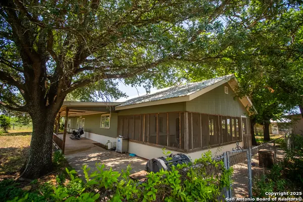 4843 N Fm 1436, La Pryor, TX 78872