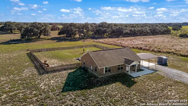 118 Stallion Trl, Natalia, TX 78059