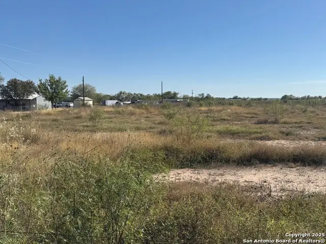 448 County Road 7712, Devine, TX 78016 - Image #1