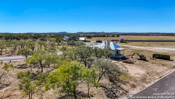 77 Arch Ray Lp, Fredericksburg, TX 78624