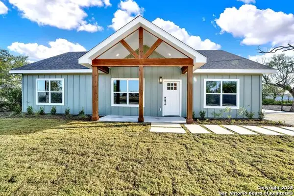 125 County Road 4616, Hondo, TX 78861