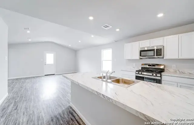 305 Mariposa Lane, Kenedy, TX 78119 - Image #2