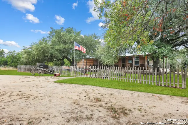 596 Oakridge Ln, Pipe Creek, TX 78063 - Image #2