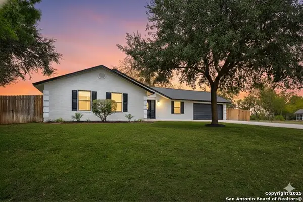 300 Ridge Crest Dr, Seguin, TX 78155