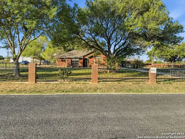 434 County Road 6610, Devine, TX 78016 - Image #1