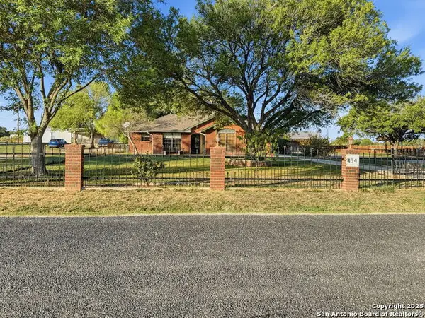 434 County Road 6610, Devine, TX 78016