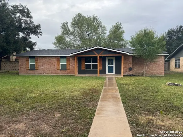 121 Larkspur, Uvalde, TX 78801 - Image #2