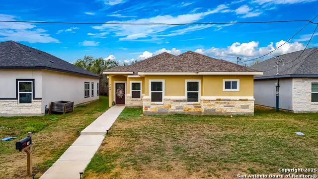 760 Crestview, Floresville, TX 78114 - Image #2