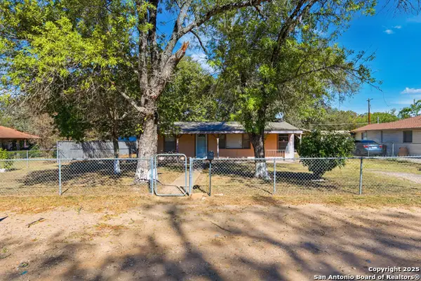 316 W Colonial Pkwy, Devine, TX 78016