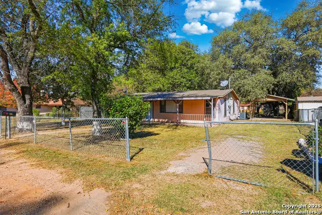 316 W Colonial Pkwy, Devine, TX 78016 - Image #2