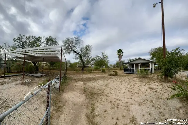 667 N Glenn Ave, La Pryor, TX 78872 - Image #3