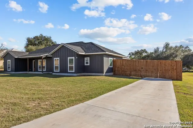 1015 Timbercrest, Pleasanton, TX 78064 - Image #2