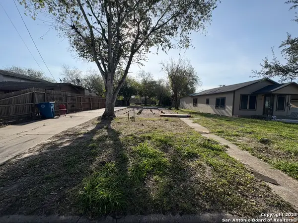 907 W Crockett, Beeville, TX 78102