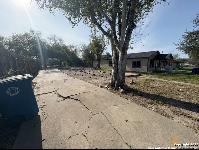 907 W Crockett, Beeville, TX 78102 - Image #2