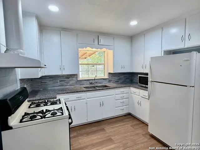 211 Chelsea, San Antonio, TX 78213 - Image #2