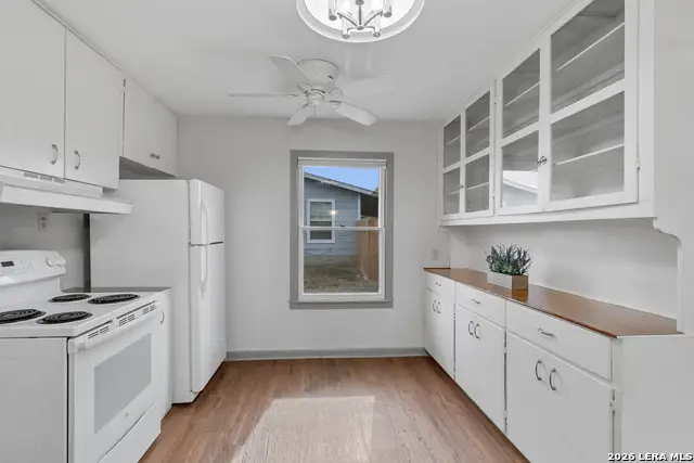 1411 E Corpus Christi St, Beeville, TX 78102 - #2