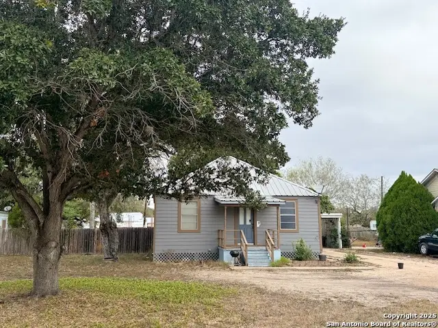 305 E Thornton St, Three Rivers, TX 78071 - Image #2