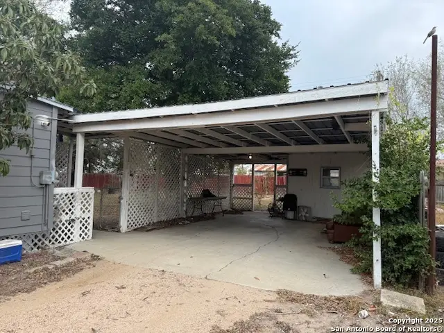 305 E Thornton St, Three Rivers, TX 78071 - Image #3