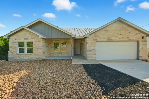 207 Deer Oaks, Lakehills, TX 78063