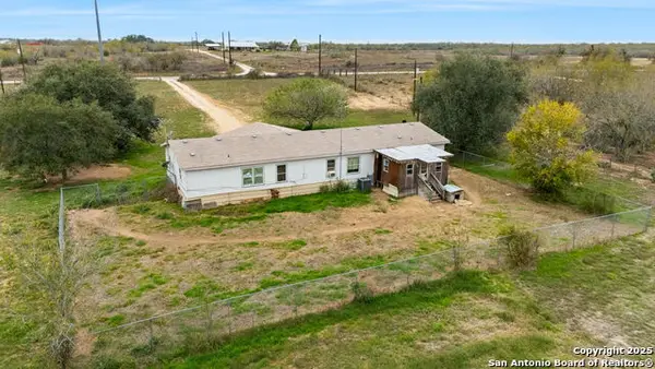 300 County Road 307, Floresville, TX 78114