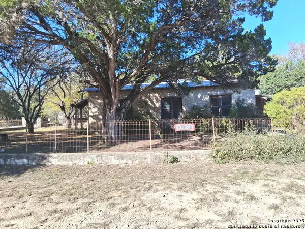 10484 Park Road 37, Lakehills, TX 78063